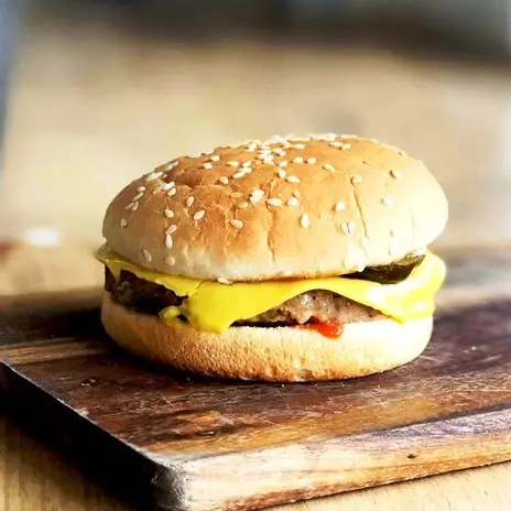 mozarela, carne, molho especial, alface e tomate