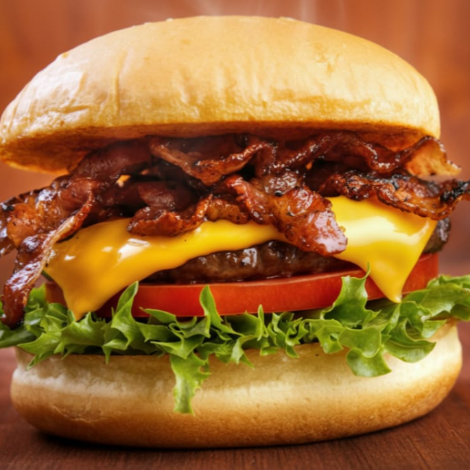 Pão de hambúrguer, hambúrguer, maionese, alface, tomate,bacon, mussarela