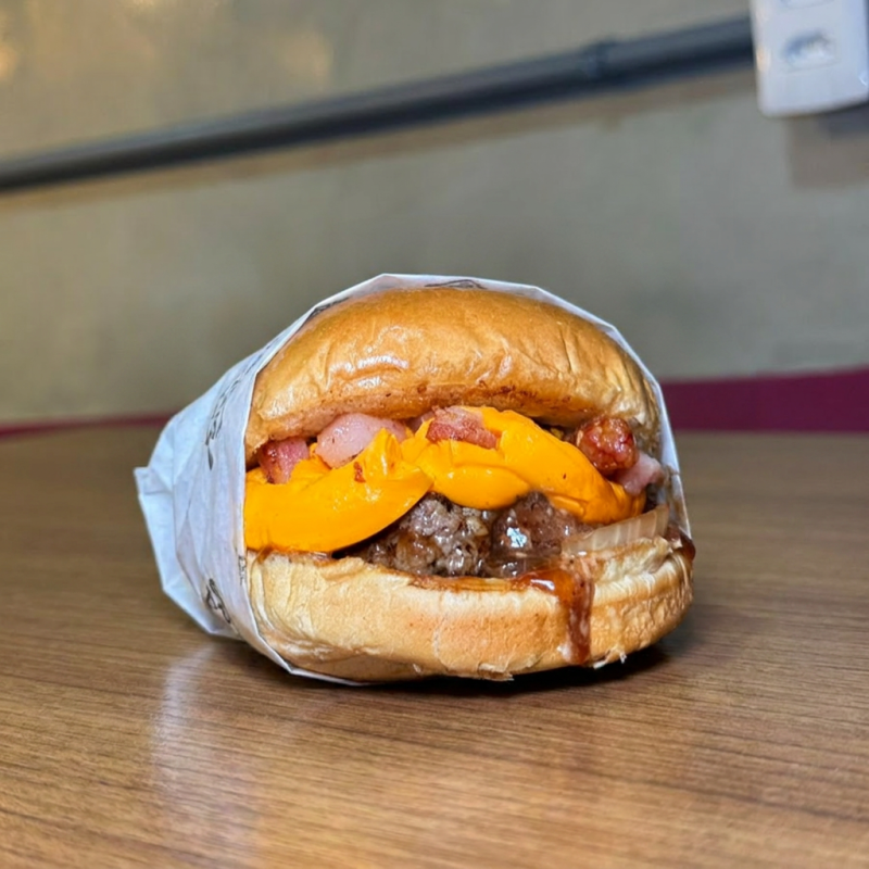 Pão brioche, Blend 150g, queijo cheddar, cebola caramelizada e molho especial.