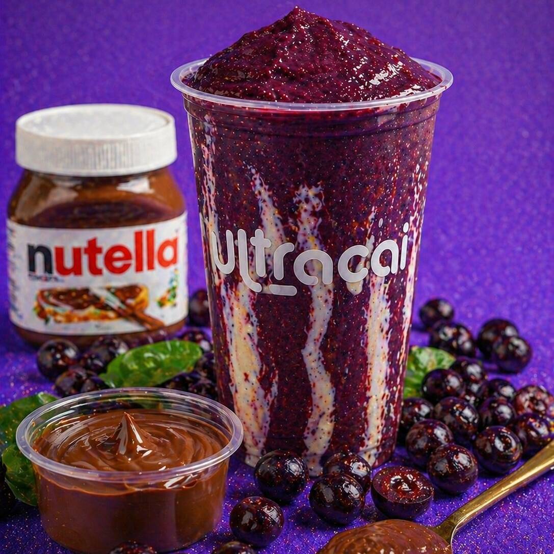 Smoothie Açaí Nutella Lovers
Uma combinação irresistível para os amantes de chocolate. Nosso açaí é batido com leite integral e Nutella, criando uma textura extremamente cremosa, rica e envolvente, com o equilíbrio perfeito entre o sabor intenso do açaí e a cremosidade do chocolate.
Cada colher entrega uma experiência indulgente, aveludada e marcante, pensada para quem busca um smoothie mais sofisticado e cheio de sabor.
Personalize do seu jeito escolhendo seus complementos favoritos e transforme essa combinação em uma experiência única.
*todos complmentos são batidos dentro do copo não sendo possivel enviar a parte*