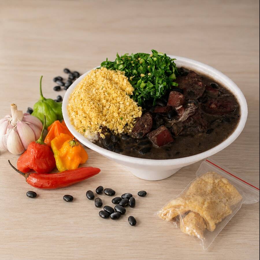 Nossa feijoada tradicional feita com carnes selecionadas e tempero caseiro. Acompanha arroz branco soltinho, couve refogada, farofa da casa e torresmo super crocante e sequinho. (Aprox. 700g Porção individual - Serve bem 1 Pessoa)