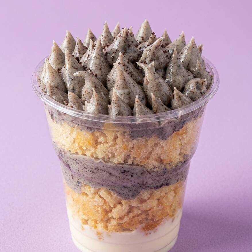 Se surpreenda com nosso bolo de massa branco e o recheio cremoso de Ninho com biscoito Oreo. Serve até 1 pessoa (aprox. 150ml)
