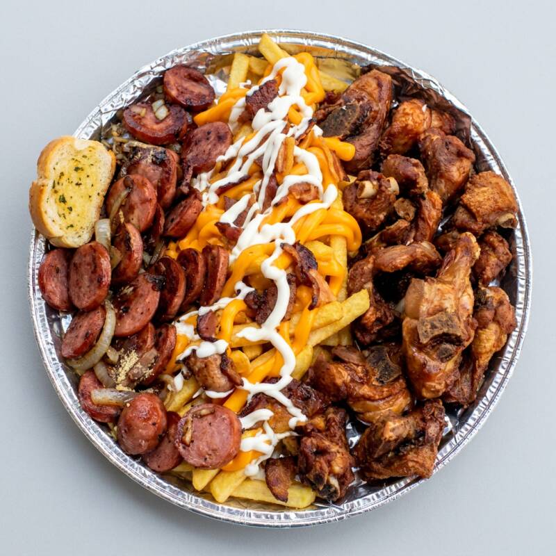 950g de frango a passarinho, 350g de batata frita com bacon e cheddar, 150g de calabresa acebolada e um pão de alho