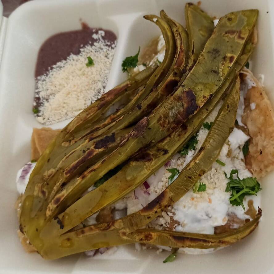 Chilaquiles con Nopales Rojos