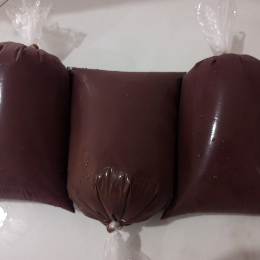 Açaí regional 100% puro, com branqueamento e processado com água mineral.