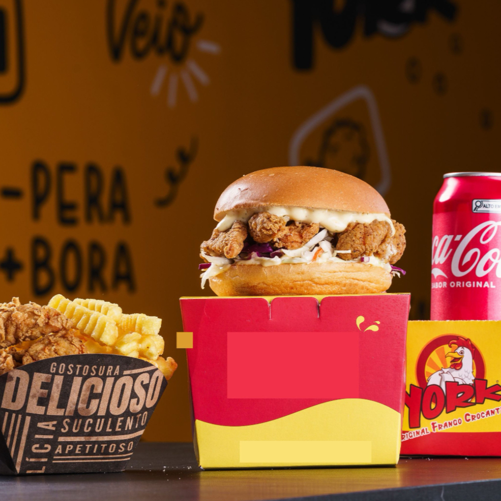 4 Deliciosos pedaços de Filezinho de peito + Sanduíche + Batata Frita e 1 Refrigerante Lata 350ml!! Aquele Lanchinho que faltava na sua noite, agora com reforço extra! Serve 1 a 2 pessoas. Foto Ilustrativa.