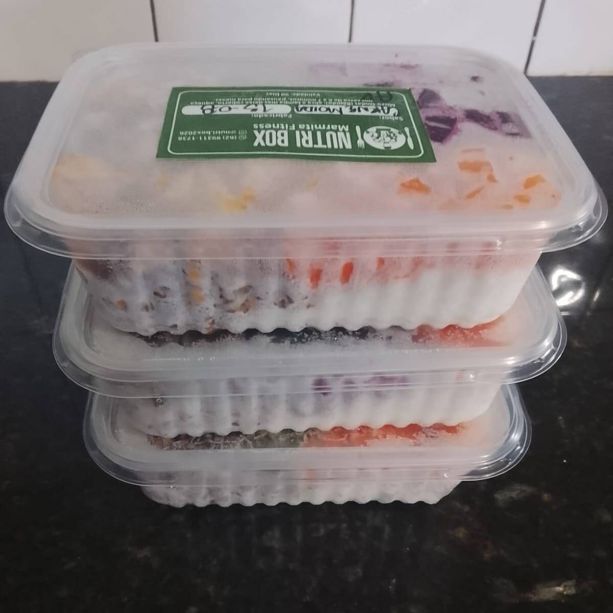 Padrão de cada refeição : 130 gramas de proteína , 120 gramas de arroz ou cabotiá, 60 gramas de feijão, 70 gramas de legumes.
Refeição congelada.
Preparação : 6 minutos no microondas ou no banho maria.
Validade: 90 dias (3 meses)