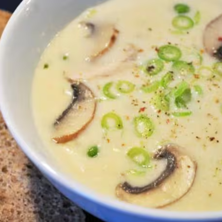Sopa de cogumelos paris com alho poró refogados em tempero especial da casa a base de shoyo e alho poró com um toque de azeite decantado de cebolinha e leite semi desnatado. Uma opção leve, sem carne e que cabe em qualquer refeição!