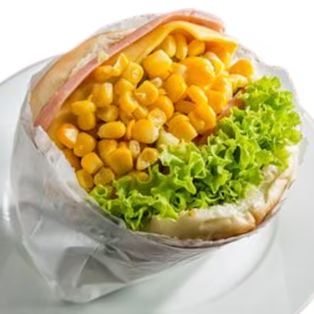 Desfrute de uma explosão de sabores com nosso clássico Sanduíche X Simples. Feito com ingredientes selecionados, como hambúrguer à sua escolha, pão com gergelim, queijo, presunto, alface, tomate, milho e batata palha. Uma combinação perfeita de sabores frescos e crocantes entregue à sua porta. Faça seu pedido agora e aproveite essa experiência gastronômica única!