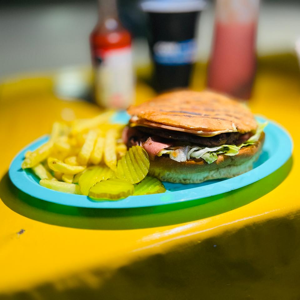 Hamburguesa Hawaiana BBQ más Papas