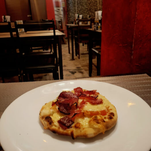 Muçarela, palmito, tomate, bacon e parmesão