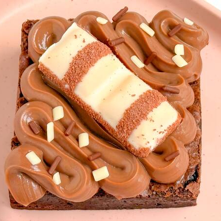 Brownie chocolatudo coberto com brigadeiro cremoso, bombom Kinder e granulados nobres. tamanho 7x7cm