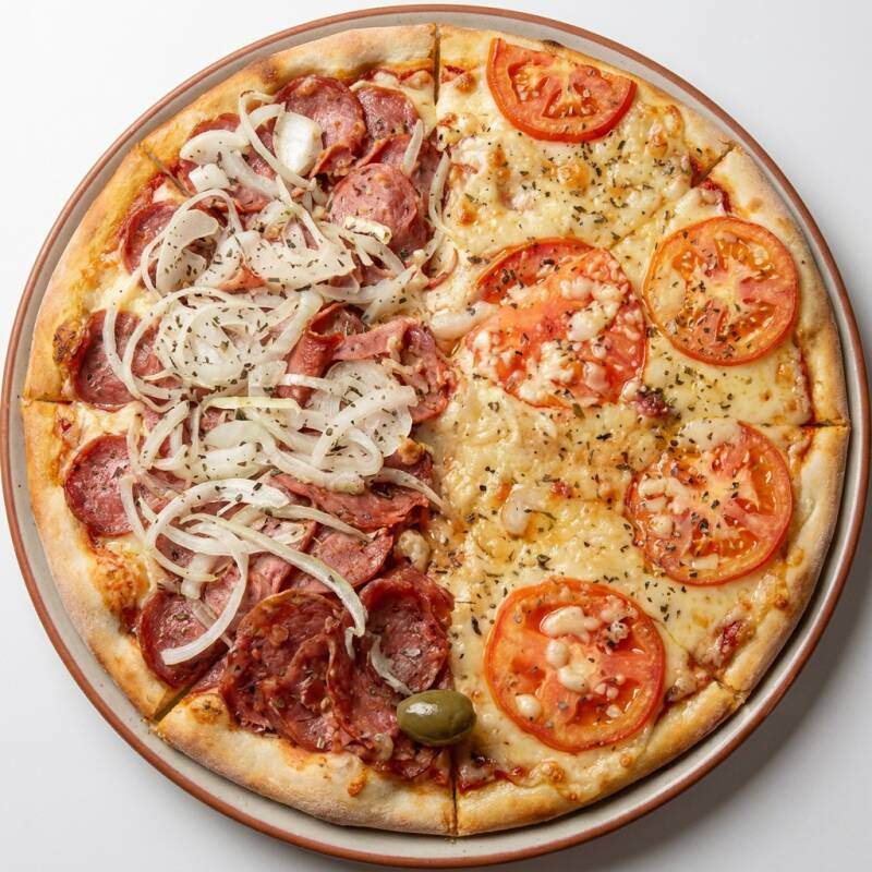 Pizza Meio a Meio - Gigante | 8 Fatias | 35cm a partir de 68 reais e 91 centavos Um Experiência Dobrada em que Você Escolhe a Borda e Seus Sabores Favoritos!!!