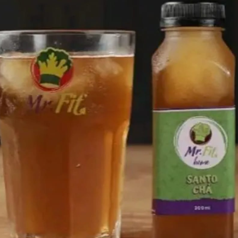 (3 Calorias, 300ml) O Santo Chá é a escolha perfeita para quem busca apoio na jornada de emagrecimento e na redução da celulite. Feito com ervas potentes como porangaba e centela asiática, ele auxilia na circulação e na eliminação de toxinas, promovendo uma pele mais firme e um corpo mais leve. Sinta-se revitalizada e leve com cada gole! Ingredientes: Porangaba, centella asiática, cavalinha e camomila. Todos os produtos do nosso cardápio são ultracongelados, práticos, prontos para serem aquecidos no micro-ondas, airfryer ou forno convencional, garantindo saúde e sabor na sua rotina.