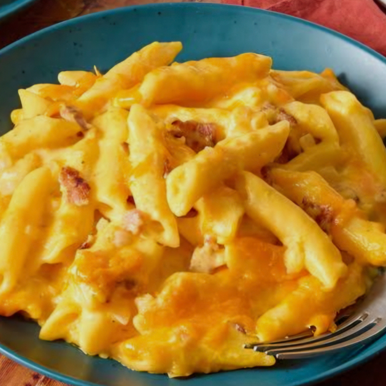 Nosso irresistível Mac and Cheese, reúne a perfeita combinação de massa penne com molho cremoso com Cheddar parmesão e bacon .