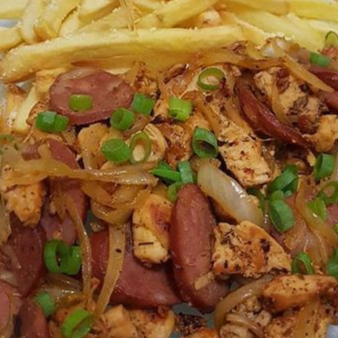 Iscas de frango com linguiças, batata frita, arroz e feijão.