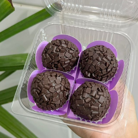 caixinha com 4 brigadeiros artesanais com chocolate nobre