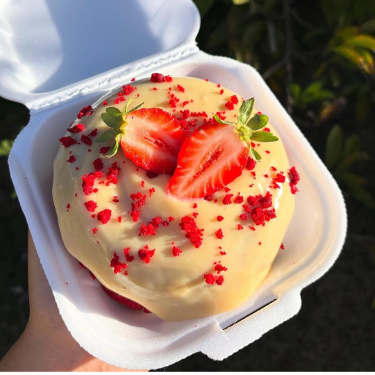 Massa especial Red Velvet, com cobertura de Brigadeiro cremosos de Ninho, finalizado com morangos frescos.