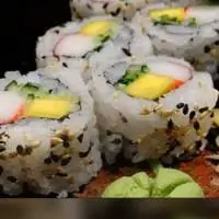 Arroz, alga, manga, pepino, kani.