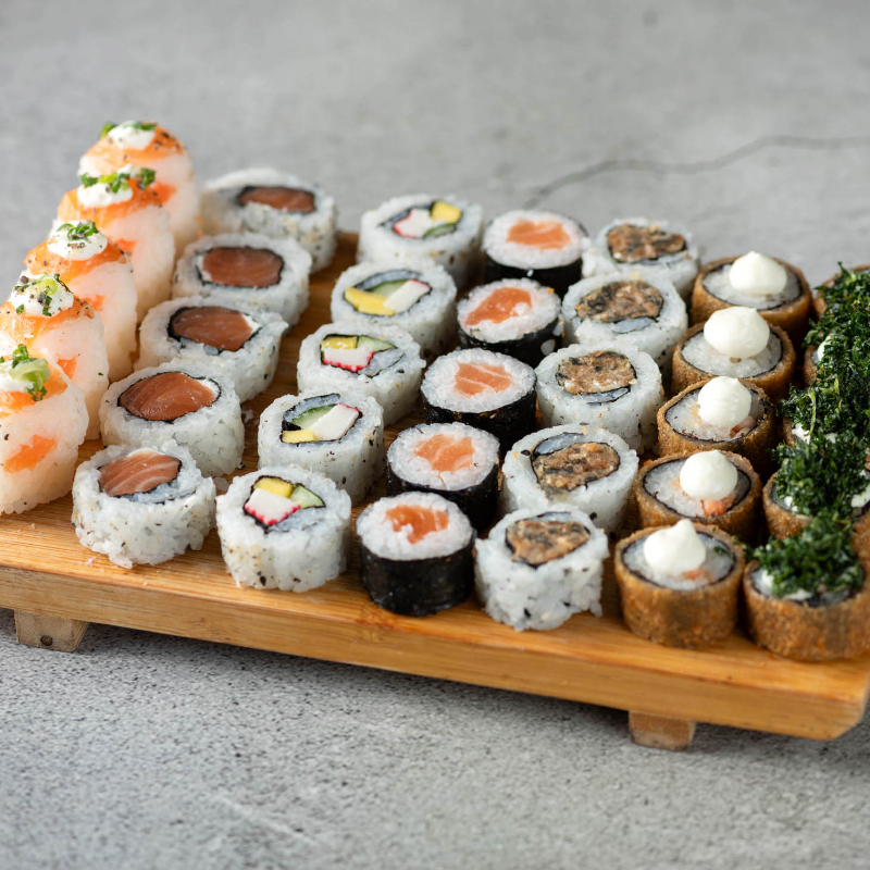 5 uramakis de salmão, 5 salmão makis, 5 uramakis skin, 5 bateras, 5 hots holl, 5 hots couve, 5 uramakis california. Não poderá ter trocas de sushis