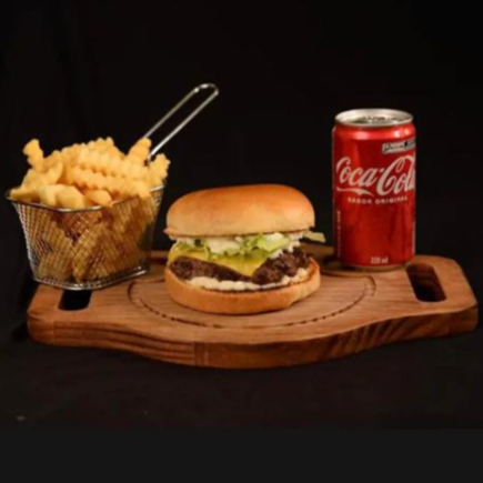Lanche, Batata, Refrigerante 220ml. Foto Ilustrativa.