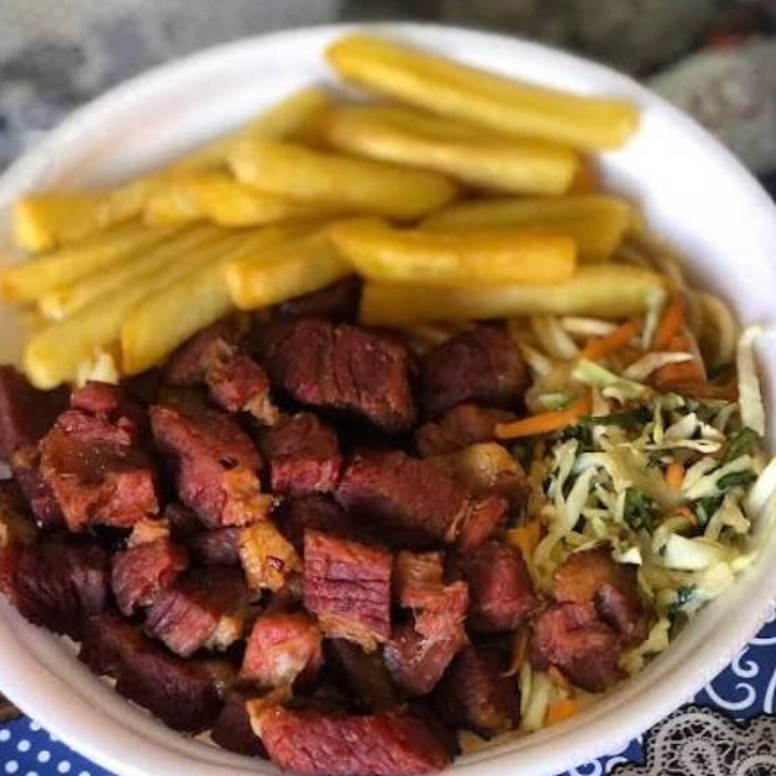Acompanhamentos: Baião de dois, salada, tropeiro, farofa