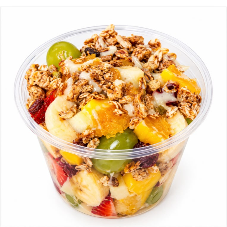 Salada de Frutas – 250 ml Uma combinação irresistível de frutas frescas e selecionadas! Nosso pote de 250 ml é preparado com maçã, melão, banana, uva verde, mamão, manga, laranja e morango, finalizado com uma generosa camada de granola crocante e leite condensado, garantindo o equilíbrio perfeito entre frescor, crocância e doçura. Uma opção deliciosa, nutritiva e ideal para qualquer hora do Dia!