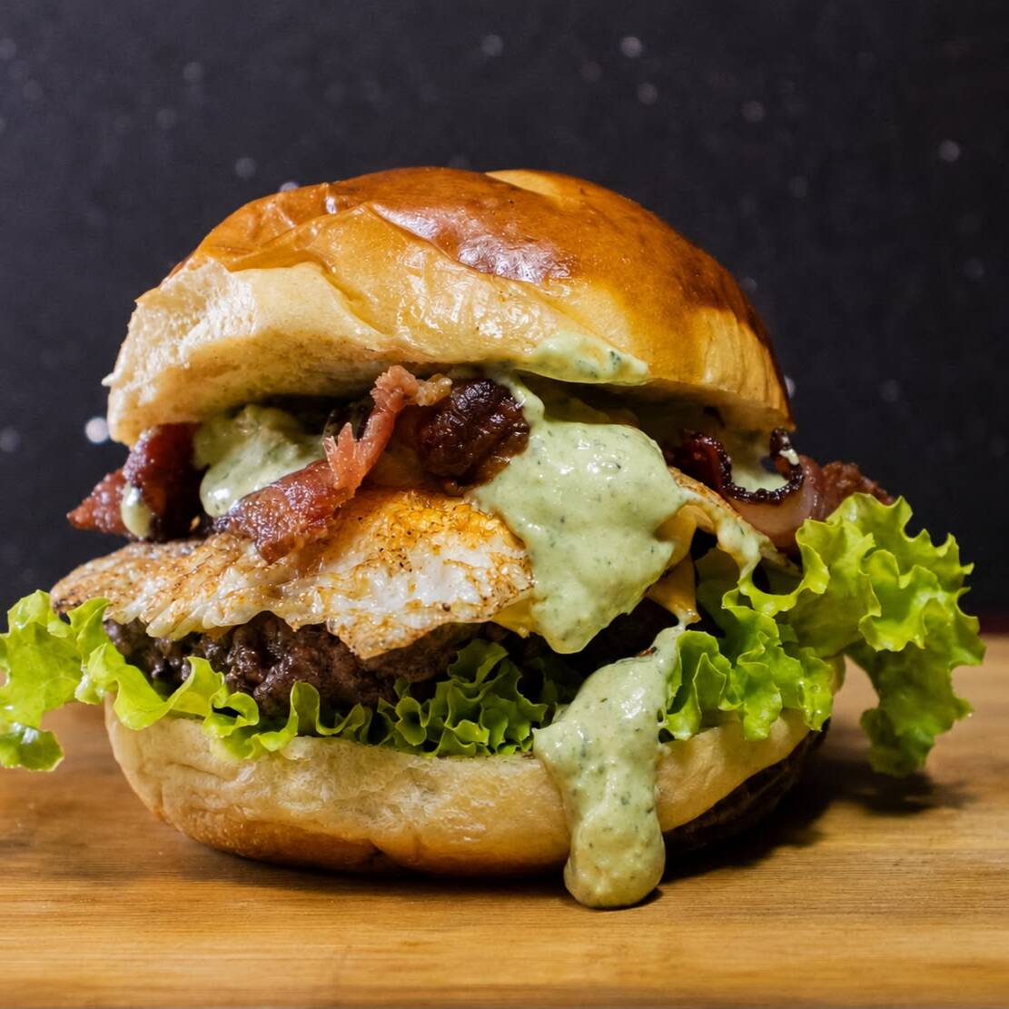 Pão / Hamb. 100g / Cheddar / Bacon / Ovo / Alface / Tomate / Molho Tradicional