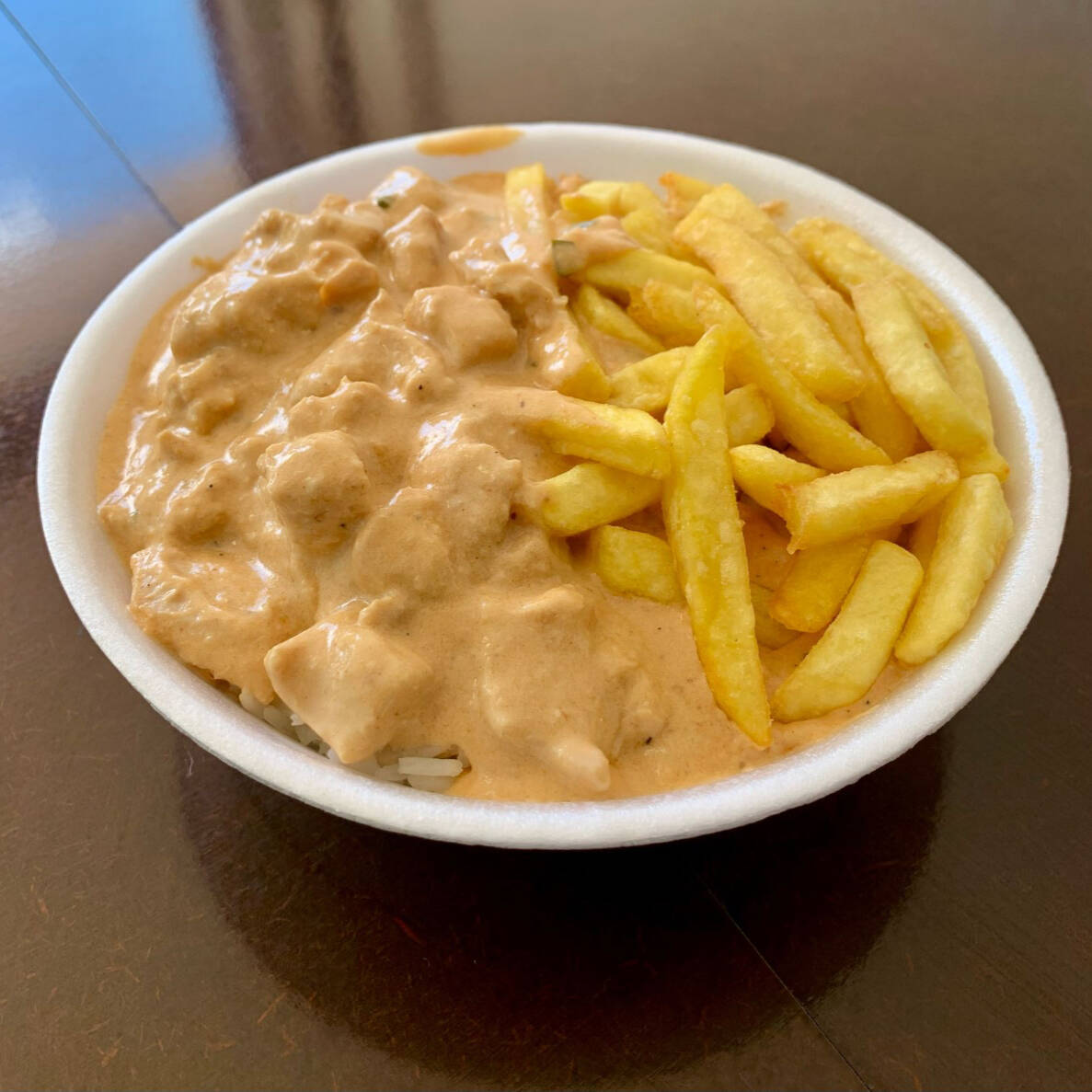 Um delicioso Strogonoff de Frango com Fritas e Arroz.