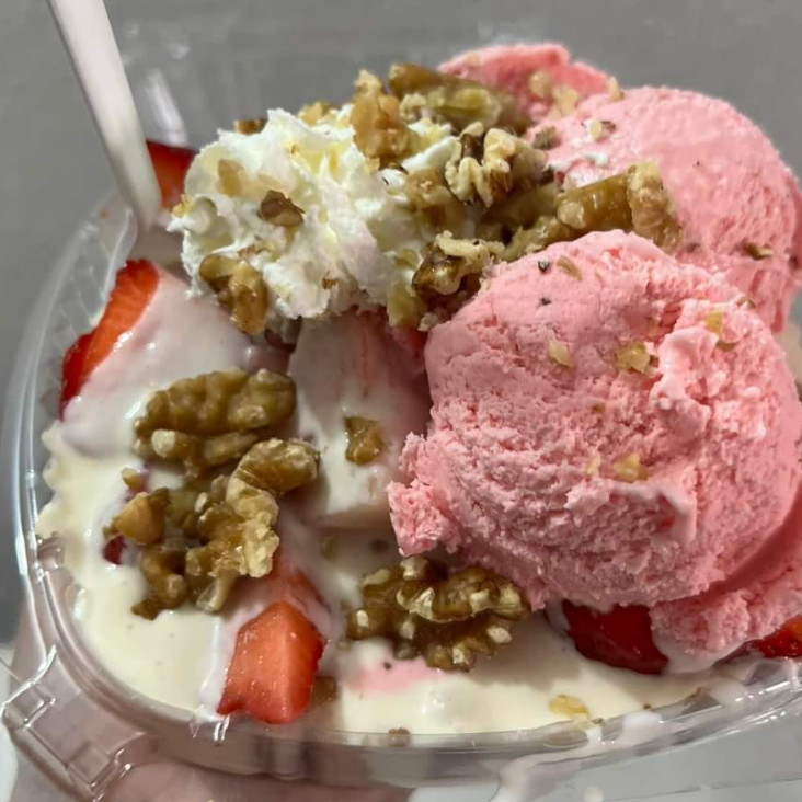 CHAROLA DE FRESAS CON CREMA Y HELADO