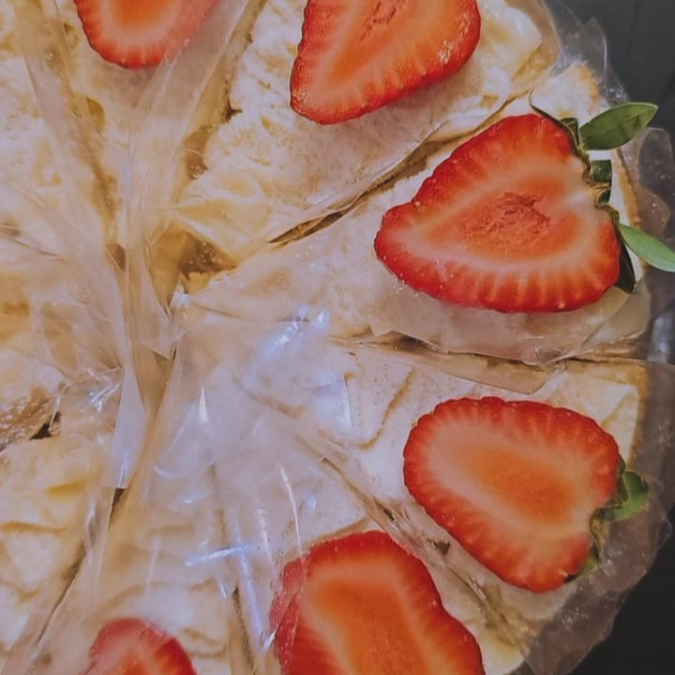 Obaa!! UMA DELICIOSA FATIA DE MASSA BRANCA, RECHEADA DE CHOCOLATE BRANCO E MORANGOS SELECIONADOS