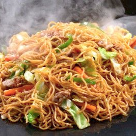 Macarrão, Frango, pimentão, cebola, Linguiça calabresa, bacon, molho shoyu, molho de alho.