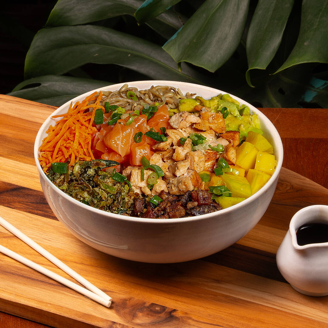 Escolha uma base, 100g de proteína, 5 acompanhamentos e seu molho preferido. Poke com menos opções de ingredientes à escolha.