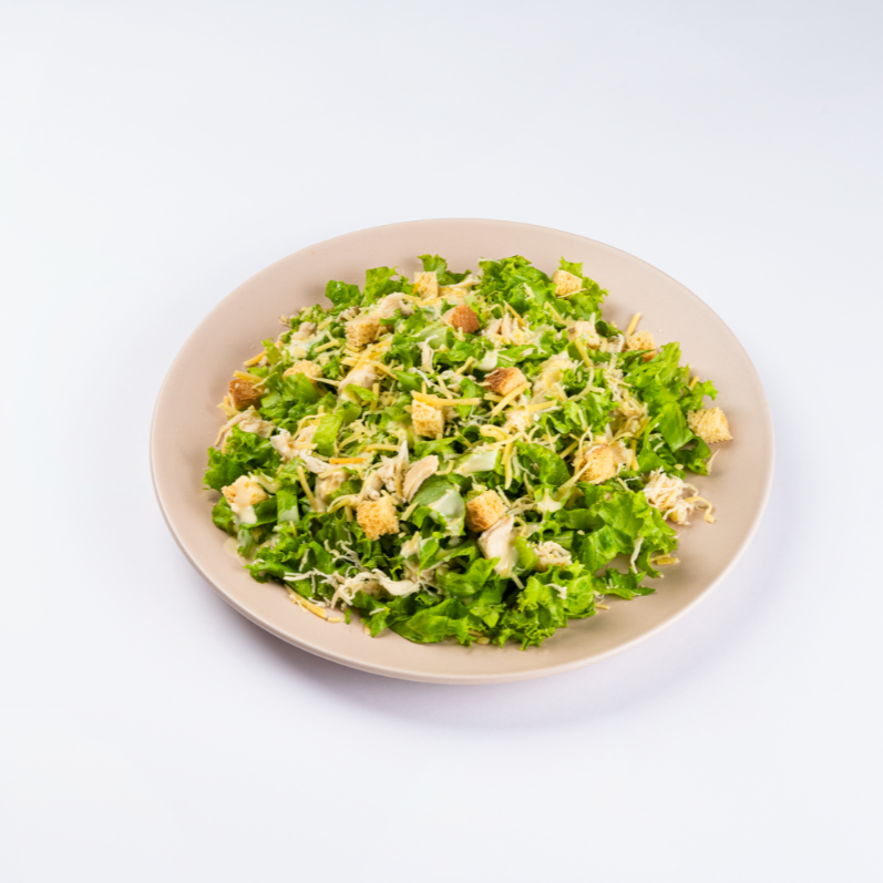 Frango desfiado, alface cortada, croutons, parmesão ralado e molho caesar