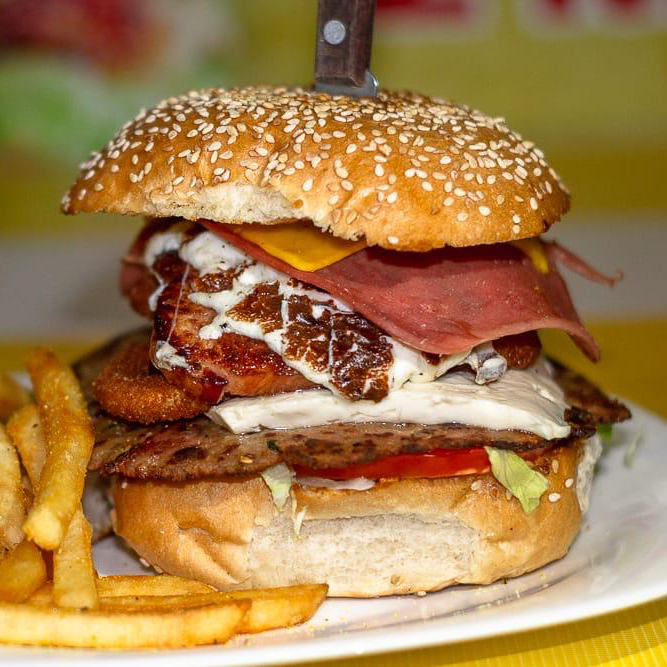 HAMBURGUESA CUBANA + Papas y refresco