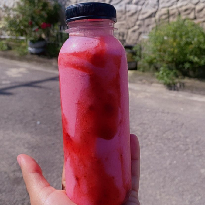 Milkshake cremoso de sorvete de morango com leite fresco e geleia de morango.