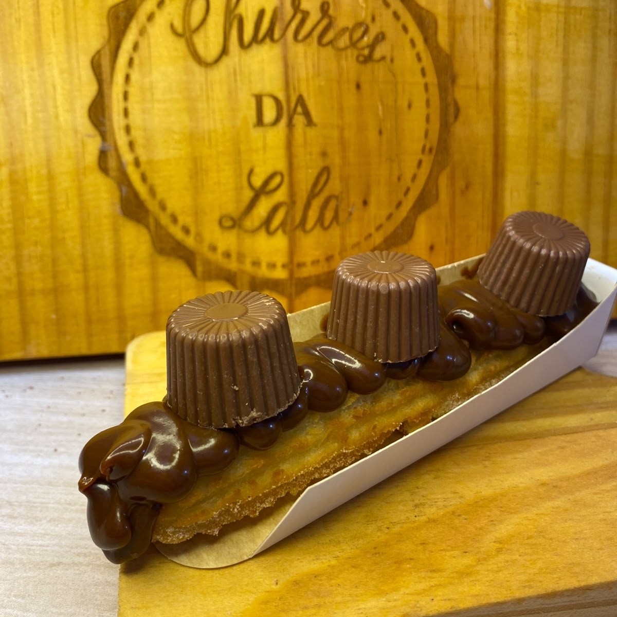 massa fresca, artesanal feita todos os dias, com um delicioso recheio de alpino, finalizado com bomboNs de alpino