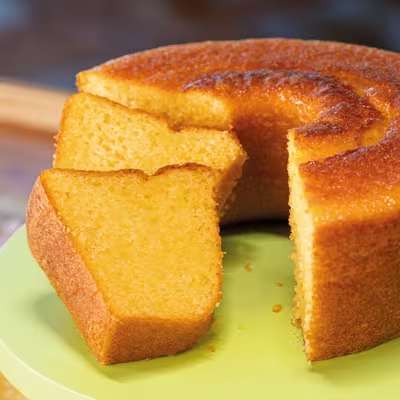 Uma combinação deliciosa com esta fruta charmosa, que dá um toque a mais em nosso clássico Bolo de Fubá.