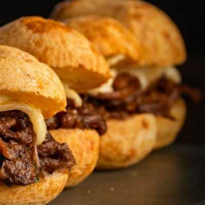 PÃO DE QUEIJO RECHEADO FRALDINHA E QUEIJO DERRETIDO