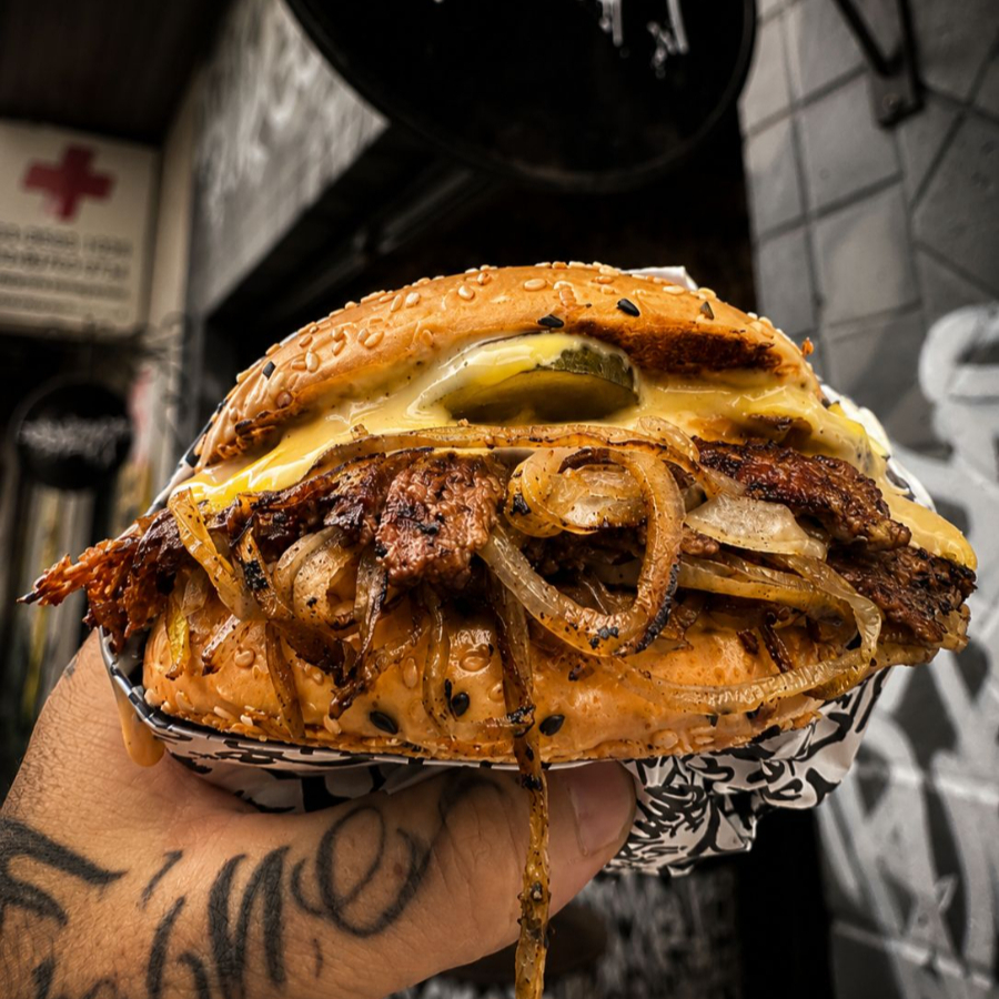2 smashs de 75g infundidos com Cebola, estilo oklahoma, queijo cheddar, pickles e molho especial no pao com gergelim