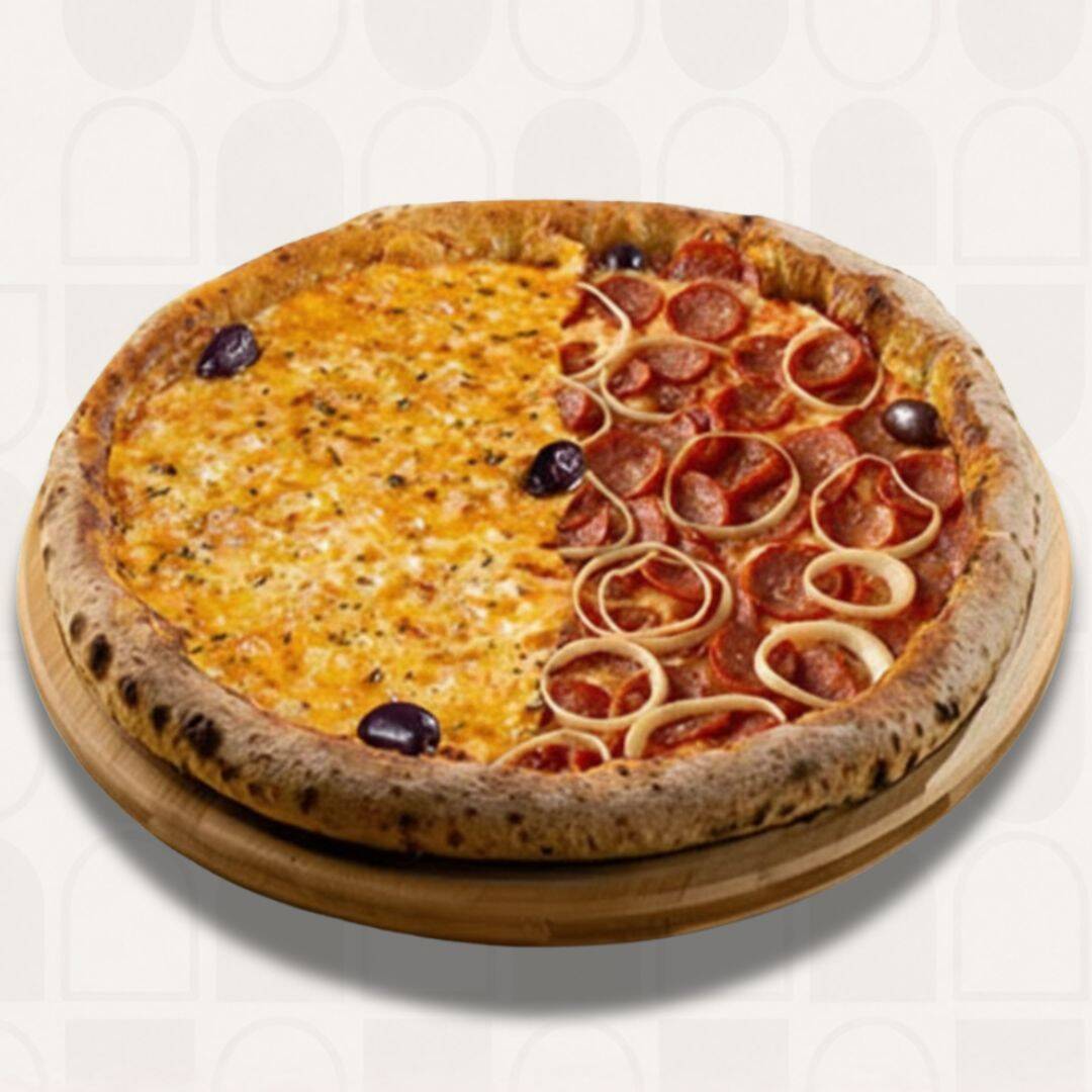 Pizza grande (35cm, 8 fatias). Meia muçarela + meia calabresa com muçarela e cebola.