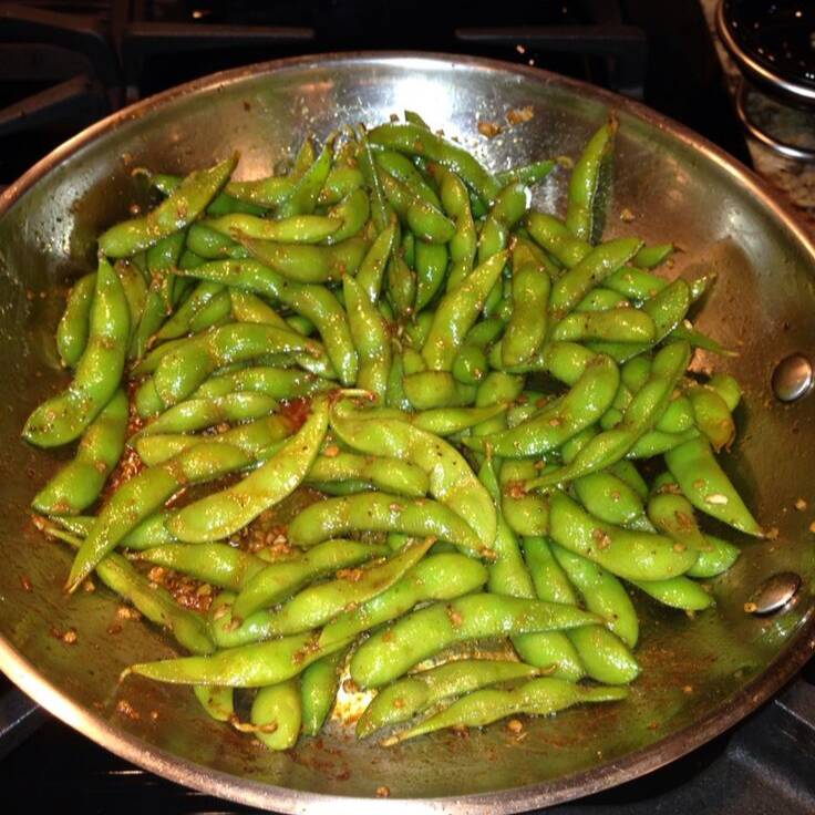 Edamame spicy incluye 1 onza de shiracha