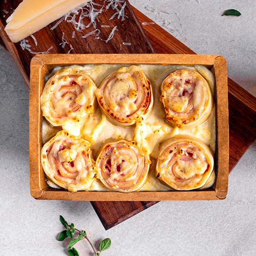 Rondelli de Queijo e Presunto ao Molho Bechamel. O nosso Rondelli ao Molho Bechamel é uma explosão de sabores que irá te transportar para a Toscana. Imagine massa fresca artesanal envolvendo um recheio suculento de presunto e queijo mussarela, banhados em um cremoso molho bechamel feito com demi glace e vinho branco. Cada pedaço é uma experiência gastronômica única e inesquecível. Atenção: produto congelado, pronto para consumo. Descongele no micro-ondas em apenas 5 minutos e está pronto. Gostoso, prático e sem conservantes!
