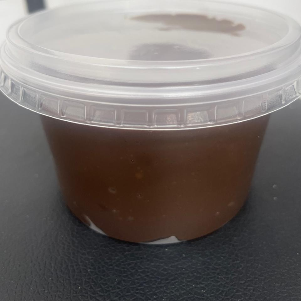 Camada cremosa de brigadeiro feita com chocolate 100% e leite condensado, para adoçar cada mordida.