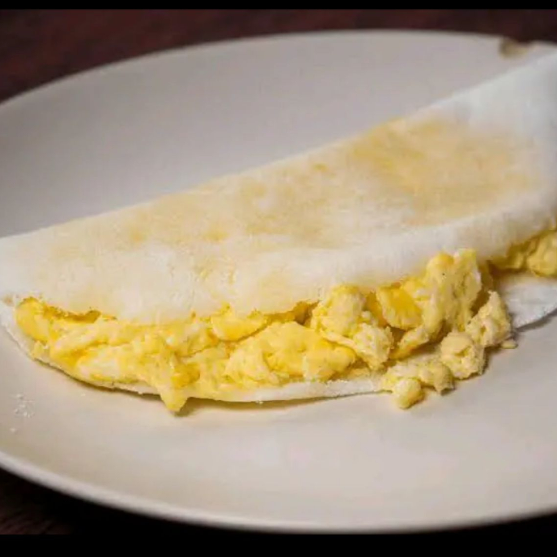 Ovos mexidos e queijo ralado