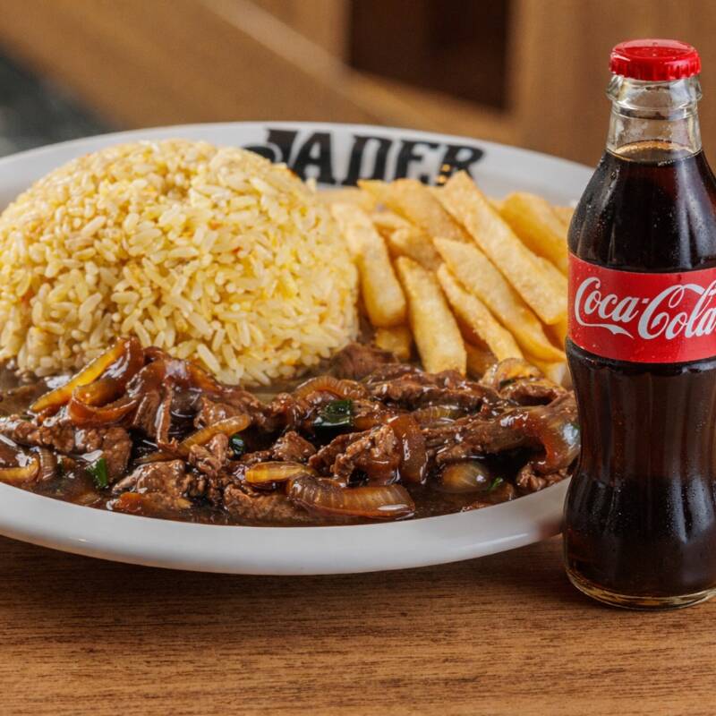 Tiras de carne bovina salteadas com cebolas macias e crocantes, molho oriental levemente adocicado, acompanha arroz chop suey e batatas fritas + Coca Cola 220ml.