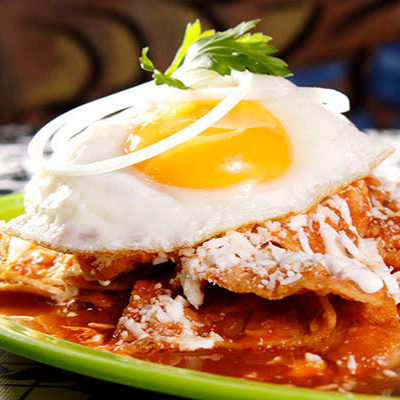 CHILAQUILES ROJOS CON HUEVO ESTRELLADO