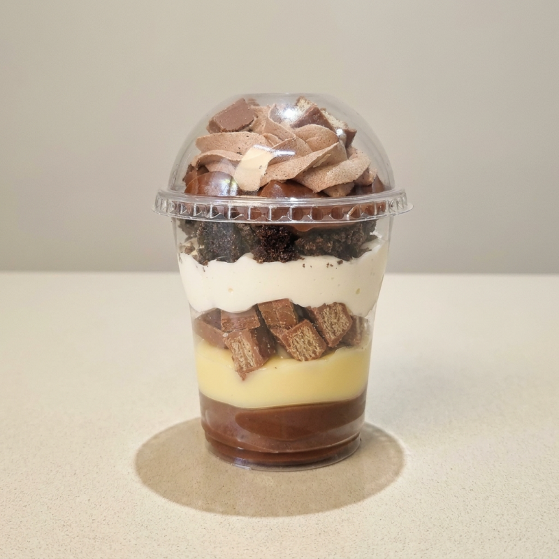 Uma deliciosa sobremesa feita com brigadeiro cremoso, mousse de chocolate ,brigadeiro branco pedaços de kitkat, e brownie. Aprox. 230g