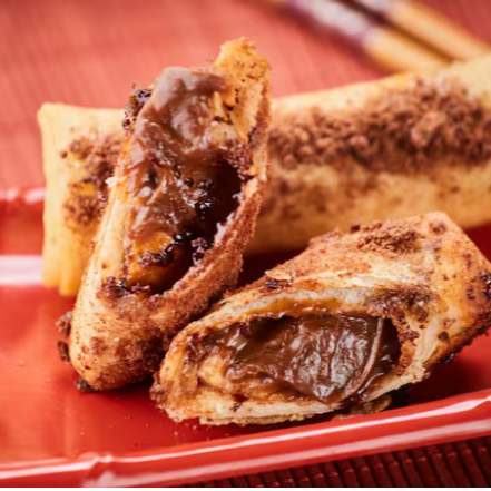 Massa harumaki recheada com brigadeiro cremoso e crocante Ovomaltine. Simplesmente irresistível.