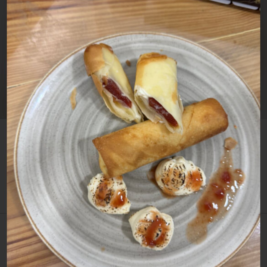 Delicioso Rolinho recheado com goiabada e cream cheese, polvilhado no açúcar. Irresistível!